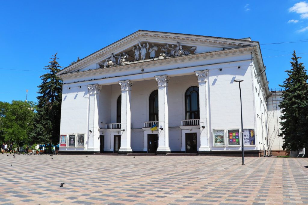 Russian Airstrike Kills Approximately 300 Civilians in Mariupol Theatre Attack