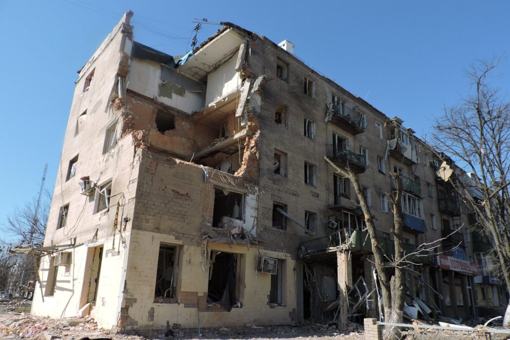 Missile Strike Hits Apartment Building in Eastern Ukraine Province