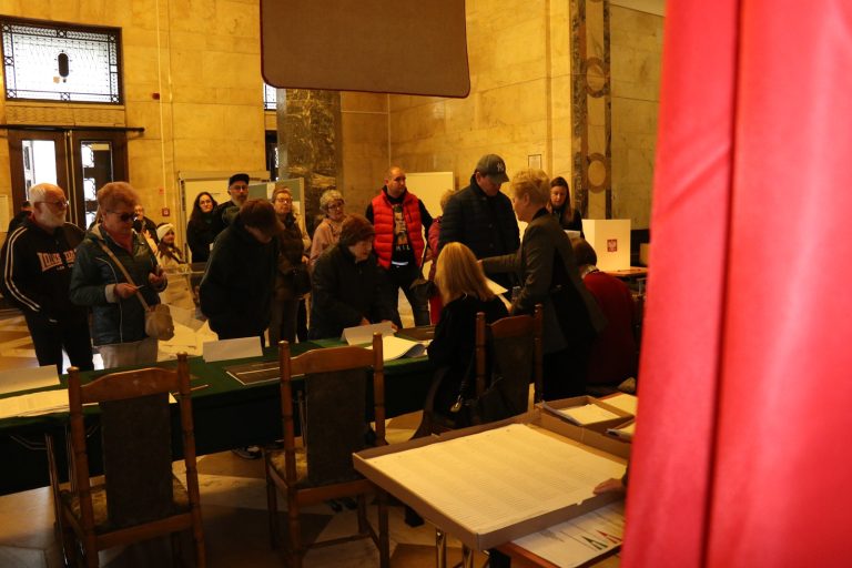 Poland Holds Parliamentary Elections and National Referendum Simultaneously Nationwide