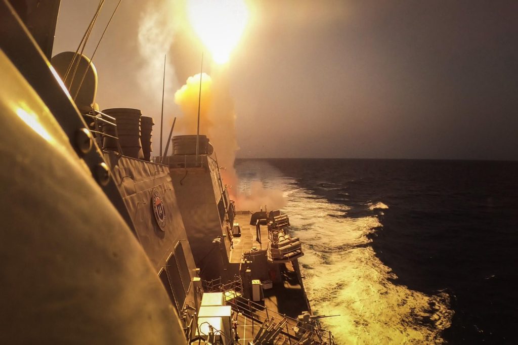 US and UK Conduct Airstrikes on Houthi Military Nodes Suddenly