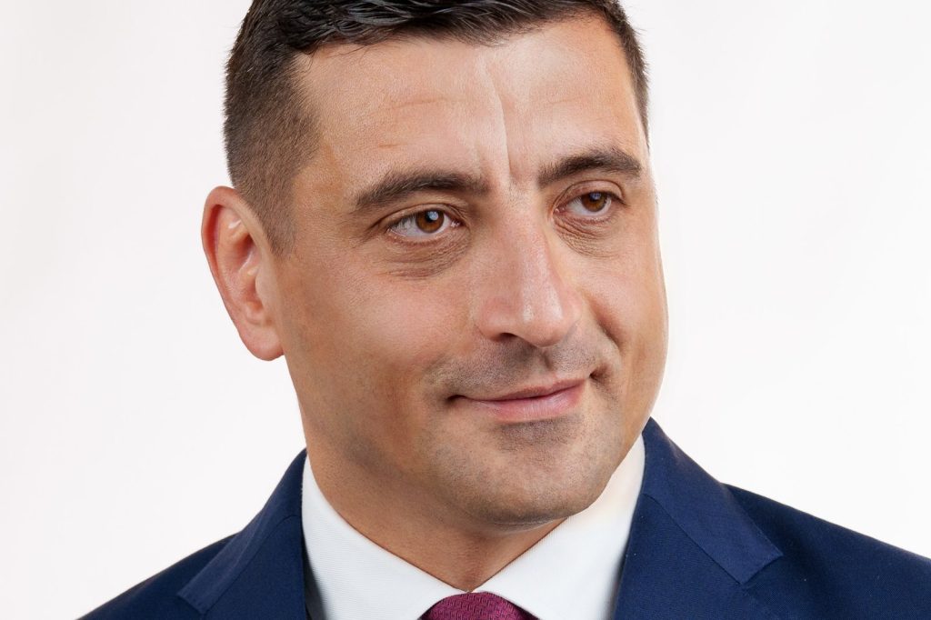 Romanians Vote in Presidential Runoff Between Far-Right and Centrist Candidates