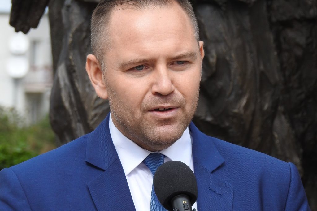 Poland Shifts Right in Razor-Thin Mayoral Election Upset Victory