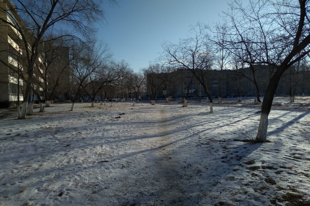 Siberian Towns Garbage Piles Up as Ukraine Drone Strikes Disrupt Russian Fuel