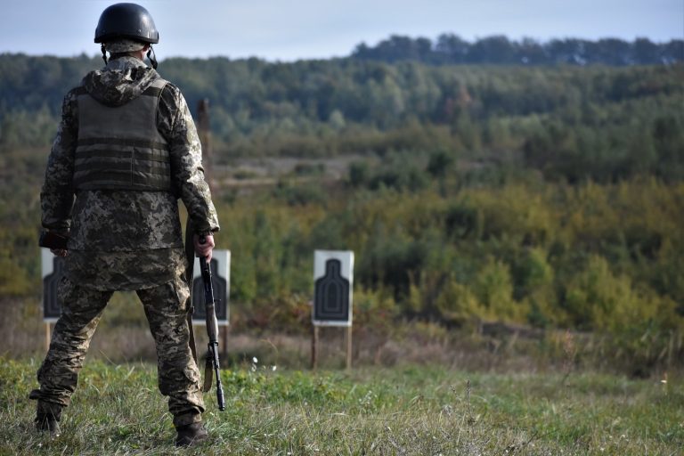 Ukrainian Drone Pilots Train Under Live Fire in ‘Killhouse’