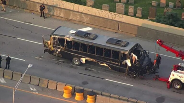 Bus Overturns in Iran, Killing Eight and Injuring Fifteen Others