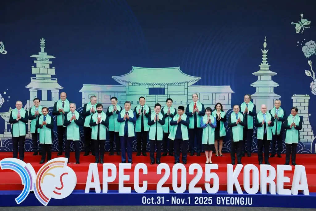 South Korean president and Pacific Rim leaders pose at the APEC 2025 summit closing session in Seoul.