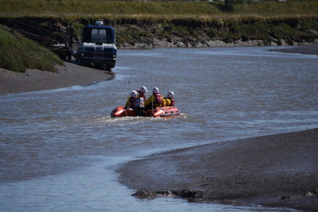 Rescue boats and divers scan the fast-flowing Danube as families wait on the Verőce riverbank after the fatal collision
