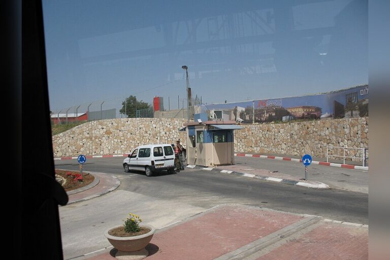 West Bank Checkpoints Choke Palestinian Economy, Israel Told