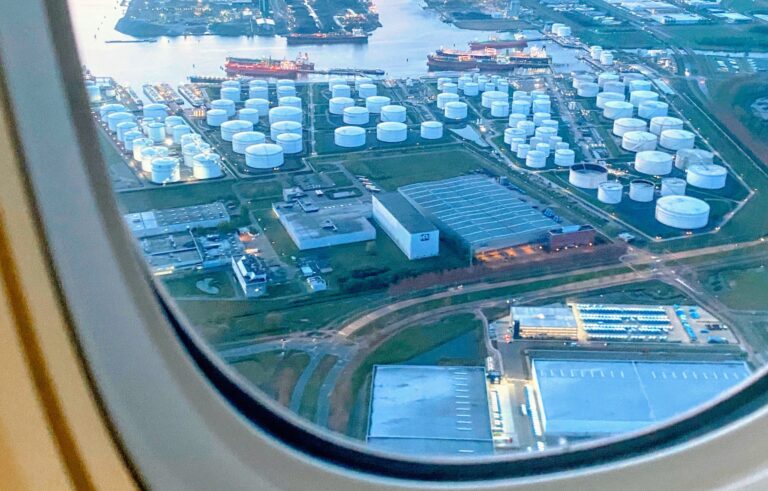 Ukraine Strikes Russian Oil Depot in Stavropol, Explosions in Moscow Oblast