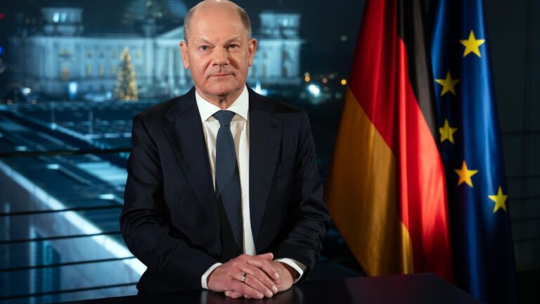 German Chancellor Scholz Steers Ukraine Military Aid Amid Pressure