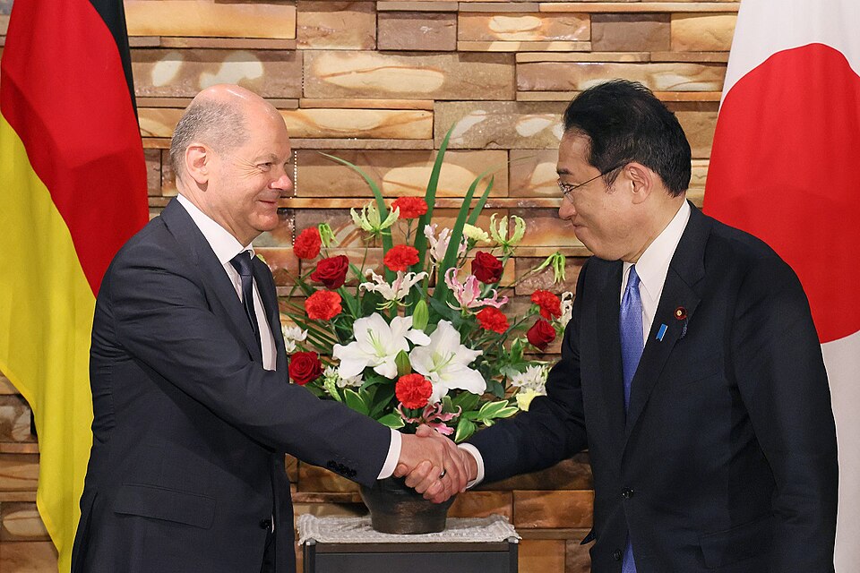 German Chancellor Olaf Scholz and Japanese Prime Minister Fumio Kishida shaking hands at a joint cabinet meeting in Tokyo