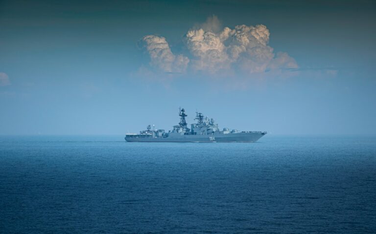 US Navy Destroyers Enter Narrow Strait of Hormuz for Mine Sweeping