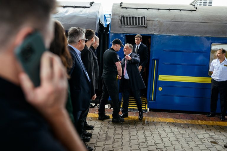 US Envoys Push Russia-Ukraine Diplomacy Amid Escalating Aerial War